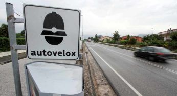 Lampeggiare per segnalare autovelox: si può fare o no