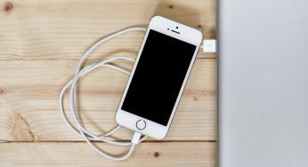 Mettere in carica il cellulare di notte: Apple avvisa i clienti dei pericoli
