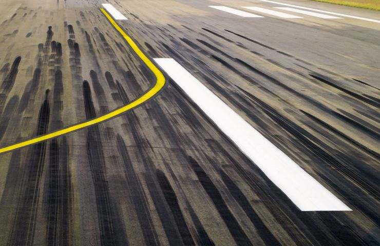 Cibi Viaggio Aereo, pista aeroporto (Foto Canva) - bonus.it 20230807