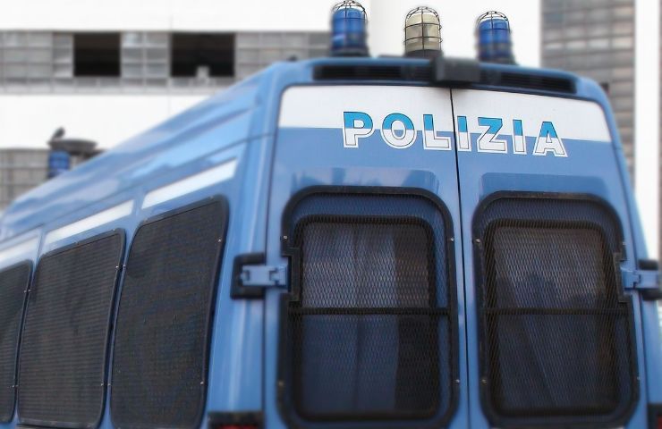 Concorso Polizia, camionetta (Foto Canva) - bonus.it 20230808