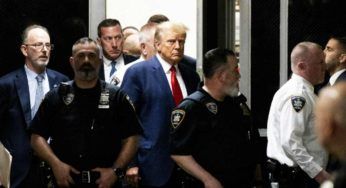 Donald Trump si costituisce ad Atlanta: formalmente arrestato per 13 capi d’imputazione