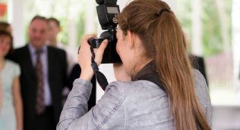 “Voglio il rimborso”: la sposa scopre che il marito la tradisce con la fotografa