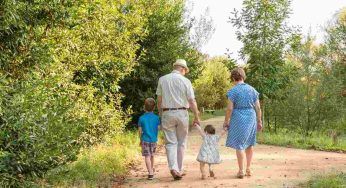 E’ obbligatorio o no far vedere i nipoti ai nonni: cosa dice la legge