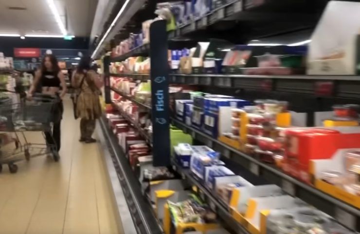 Spesa in Germania, corsia supermercato (Screenshot Youtube lambrenedettoXVI) - bonus.it 20230826