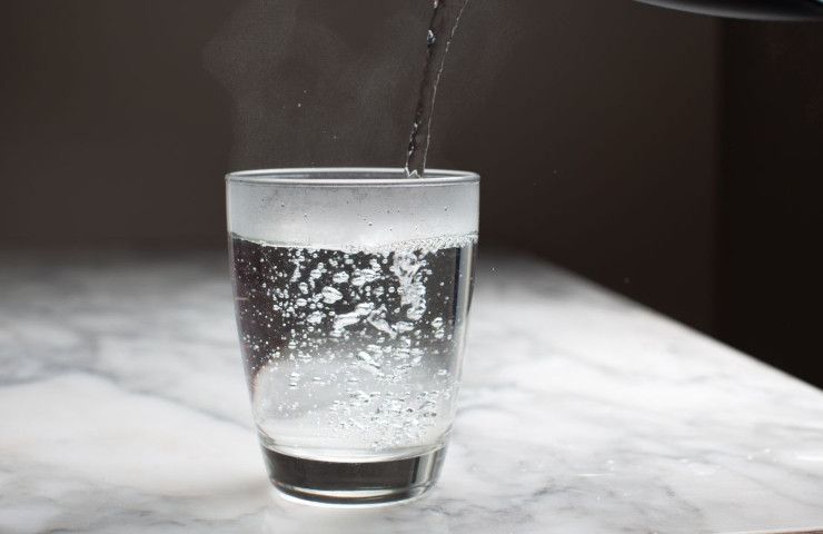 bicchiere d'acqua al bar frizzante (Foto Canva) - bonus.it 20230708