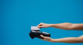 Pos, i commercianti gioiscono: cosa accade ai clienti che pagano con il bancomat