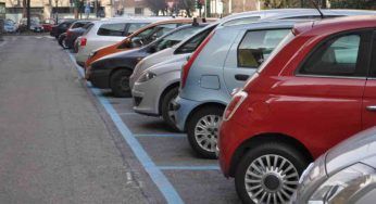 È legale tenere il parcheggio per un’altra persona? Finalmente arriva il chiarimento atteso da sempre