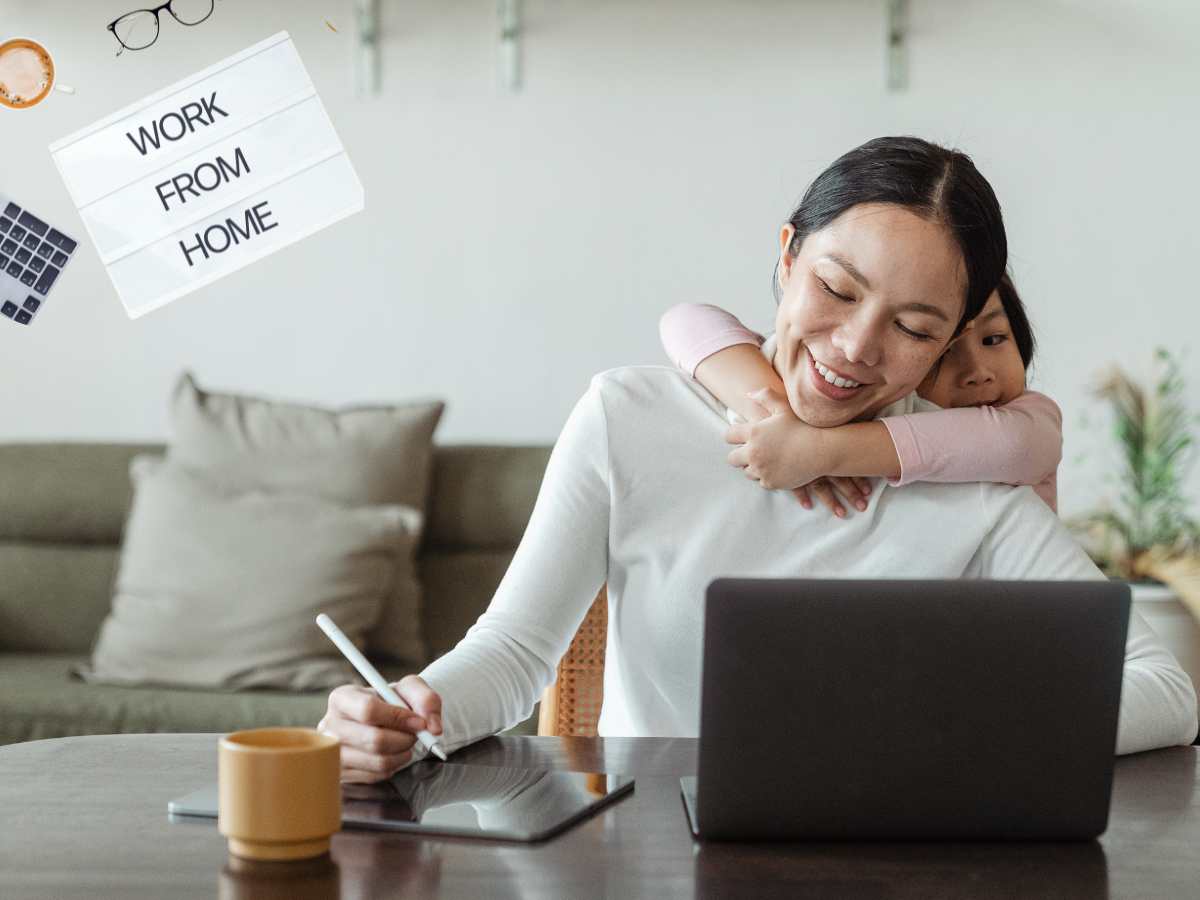 mamma che sta al pc con la bambina che l’abbraccia da dietro